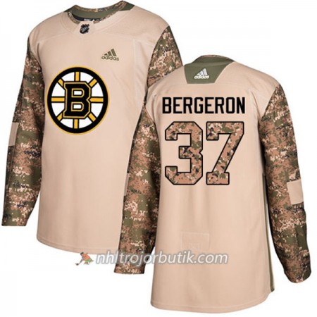 Män Ishockey Boston Bruins Tröja Patrice Bergeron 37 Adidas 2017-2018 Camo Veterans Day Practice Authentic